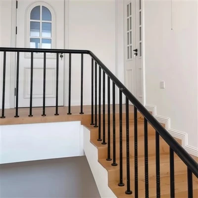 Apakah bagian-bagian dari pagar balkon aluminium mudah diganti?